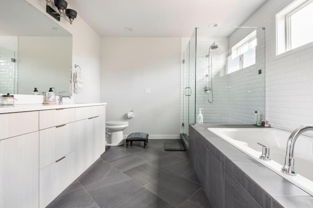 Comfy Family Home, Walkable Neighborhood + Patio! Portland Ngoại thất bức ảnh