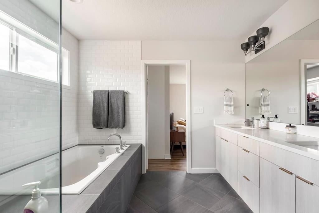 Comfy Family Home, Walkable Neighborhood + Patio! Portland Ngoại thất bức ảnh